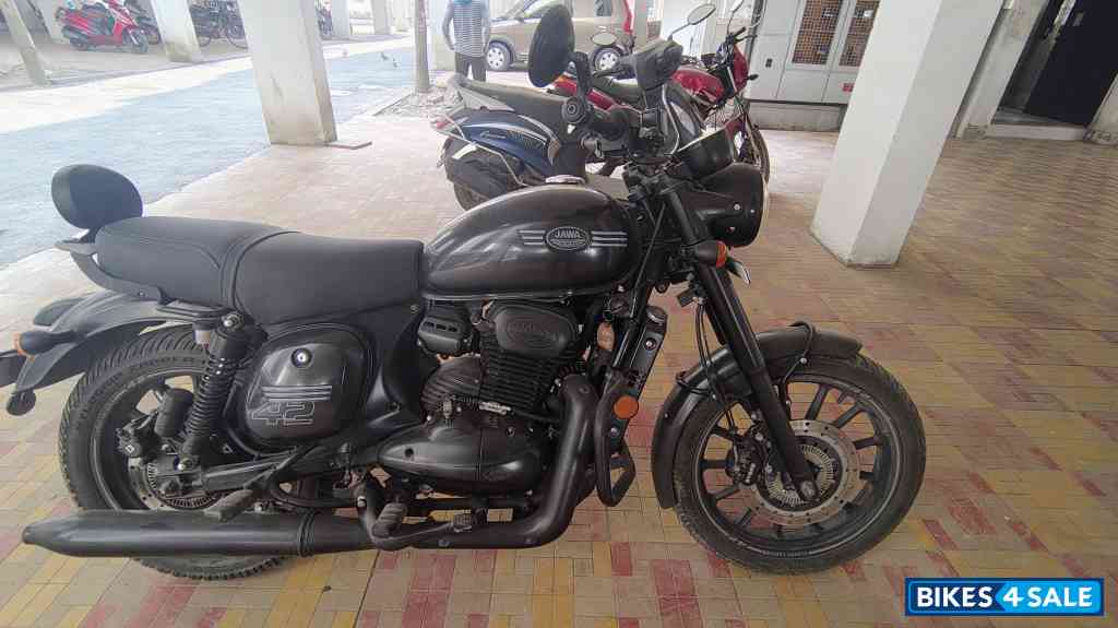 Matte Black Jawa 42 2024