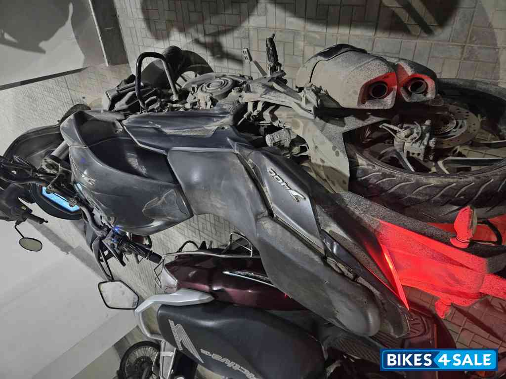 Black Bajaj Dominar 400