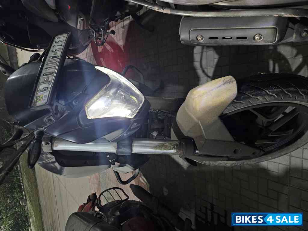 Black Bajaj Dominar 400