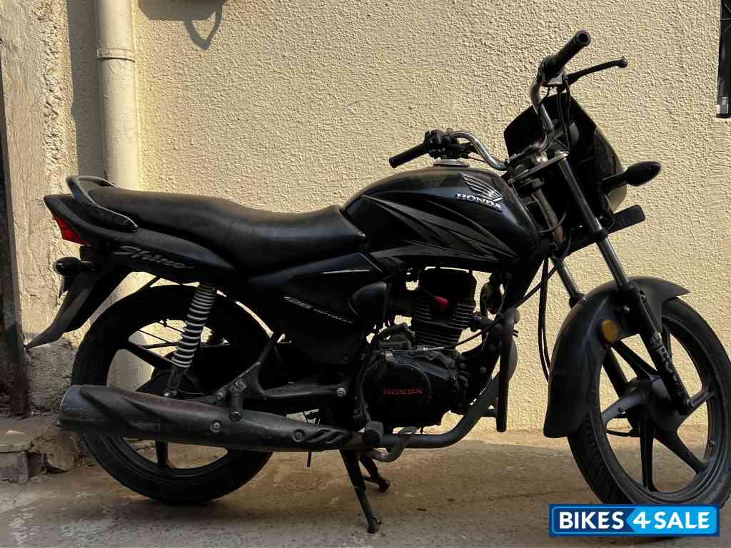 Black Honda Shine 125