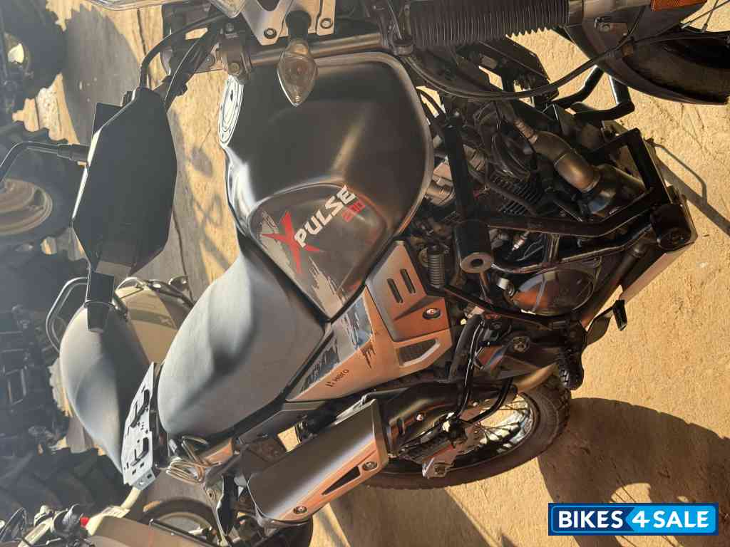 Matte Black Hero XPulse 200 BS6