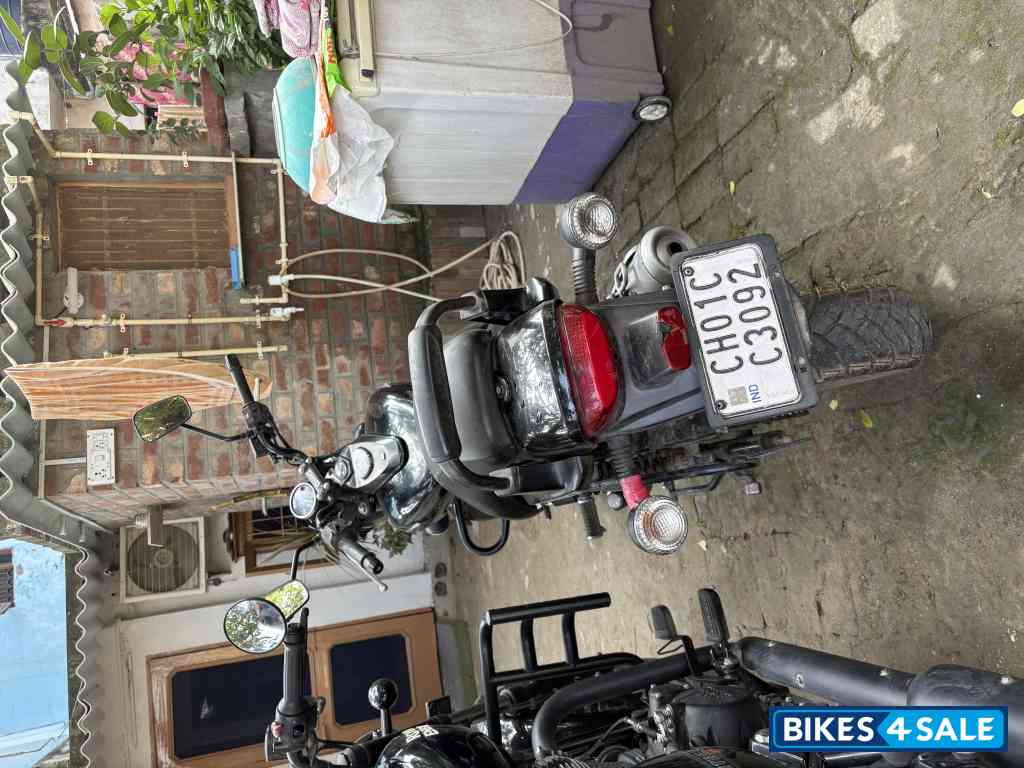 Black Bajaj Avenger Street 160 BS6