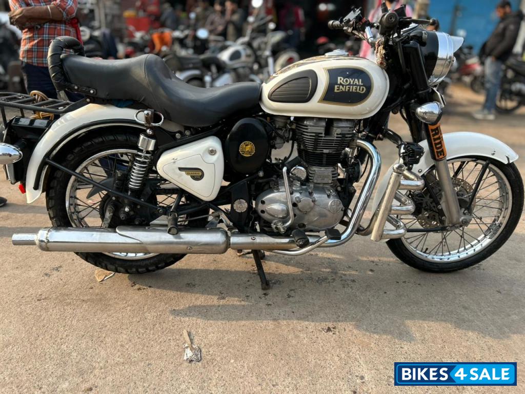 White Royal Enfield Classic 350 BS VI