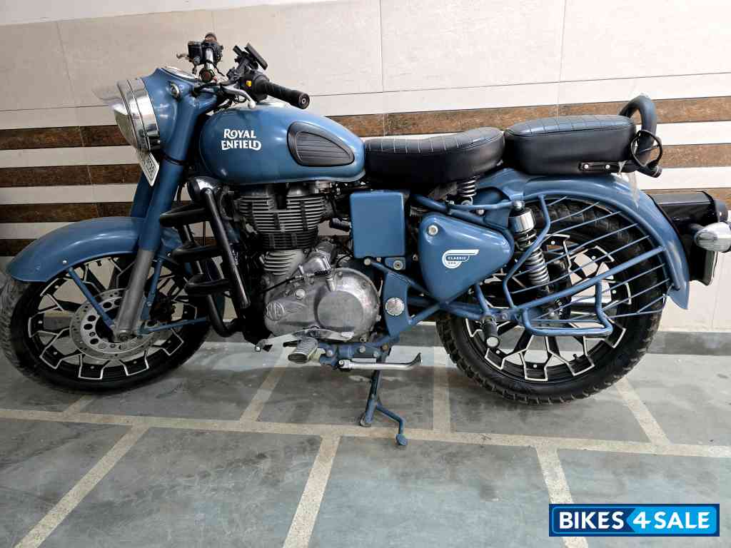 Squadron Blue Royal Enfield Classic Squadron Blue