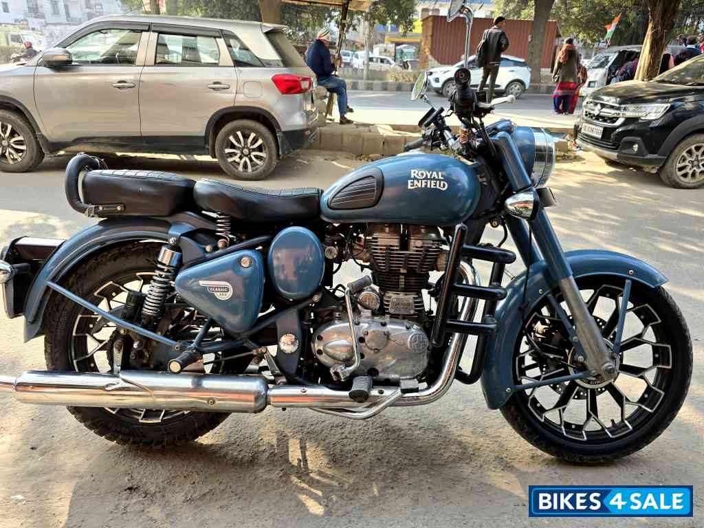 Squadron Blue Royal Enfield Classic Squadron Blue