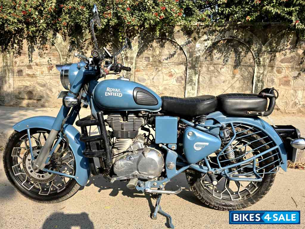 Squadron Blue Royal Enfield Classic Squadron Blue