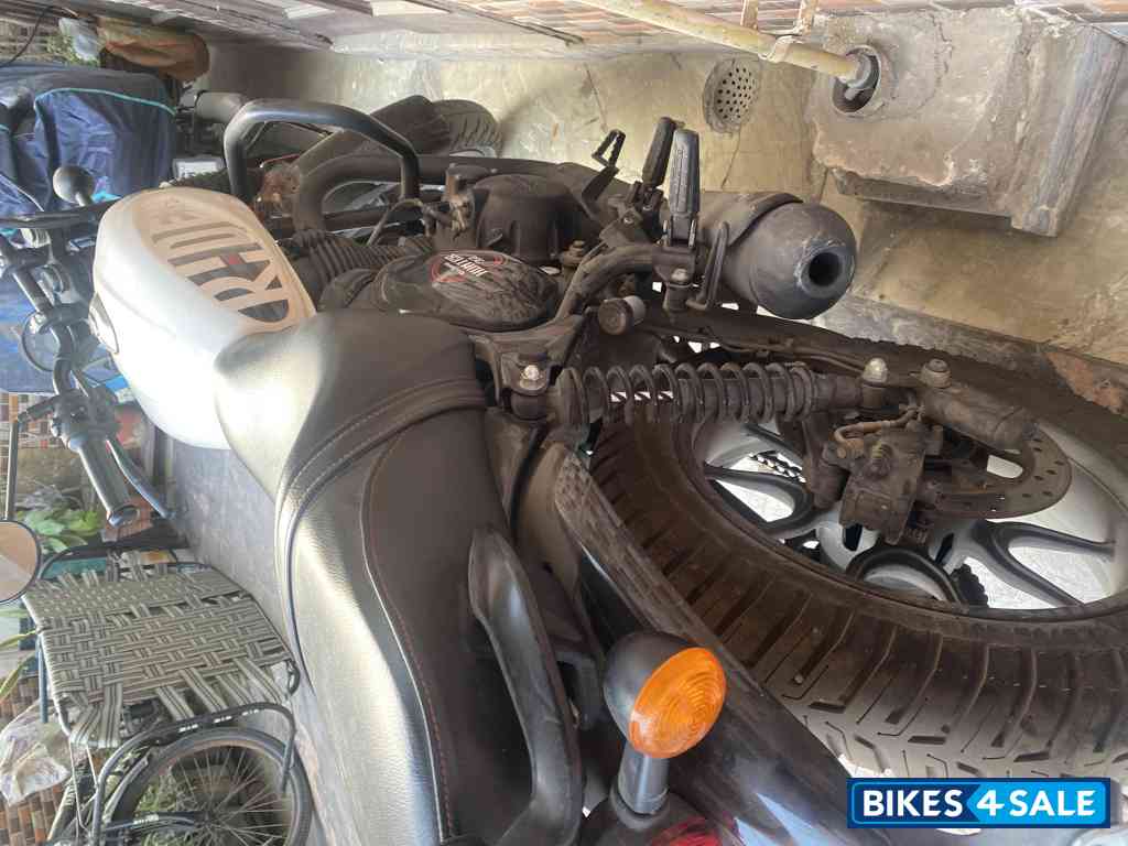 White Royal Enfield Hunter 350 Metro