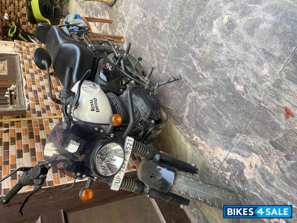 White Royal Enfield Hunter 350 Metro