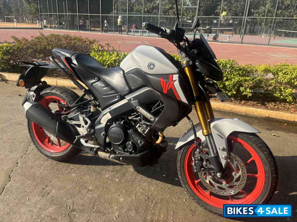 Silver / Black Yamaha MT-15 BS6
