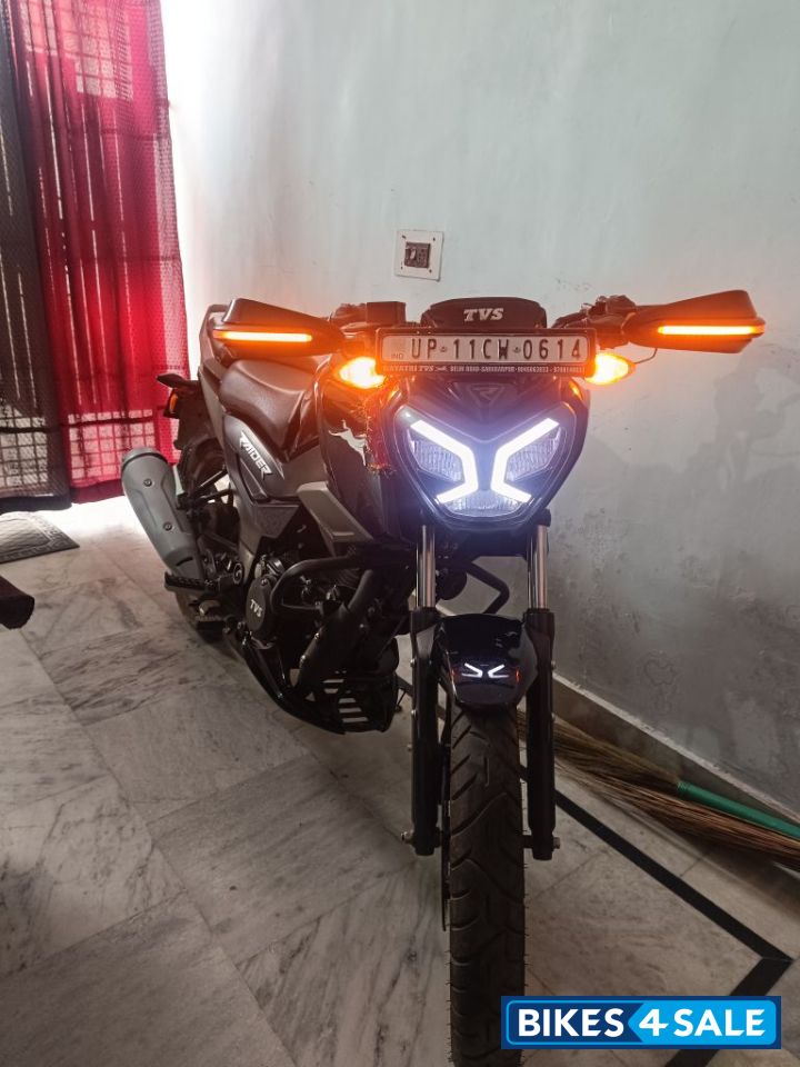 Black TVS Raider 125