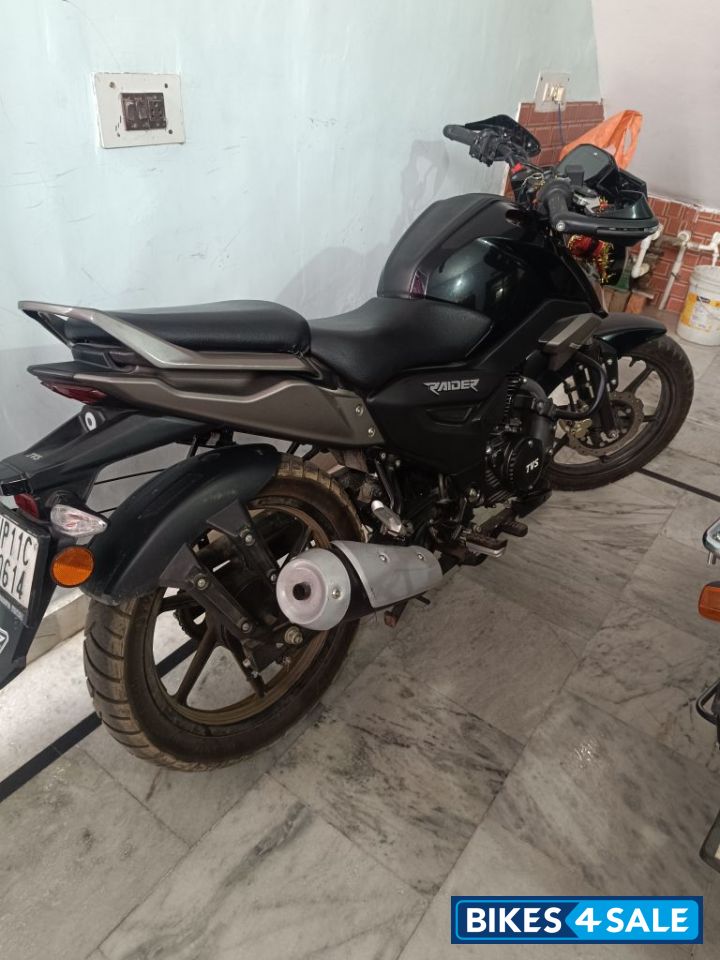 Black TVS Raider 125