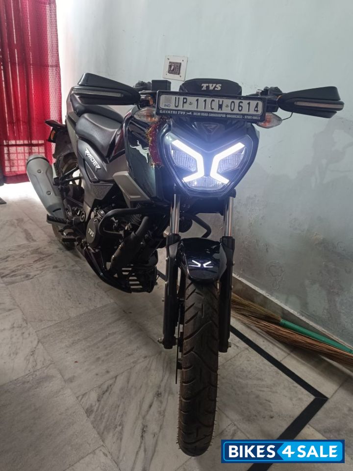 Black TVS Raider 125
