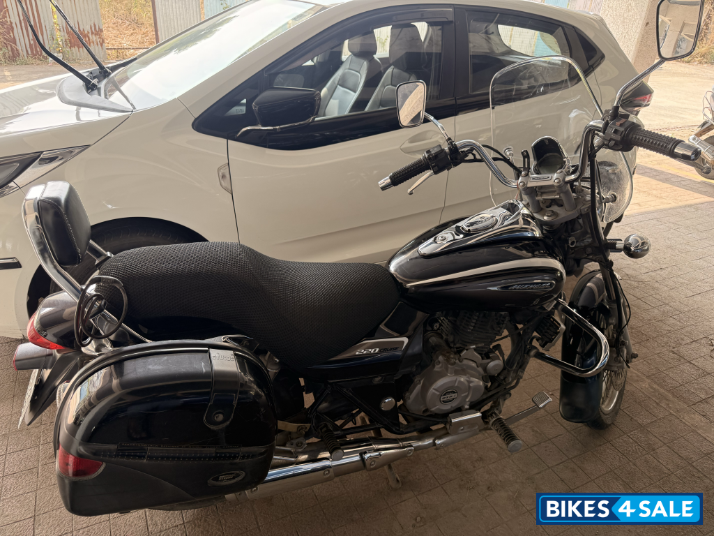 Black Bajaj Avenger Cruise 220 BS6