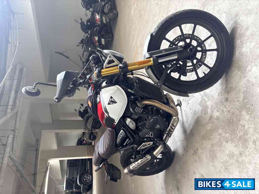 Red Triumph Scrambler 400 X