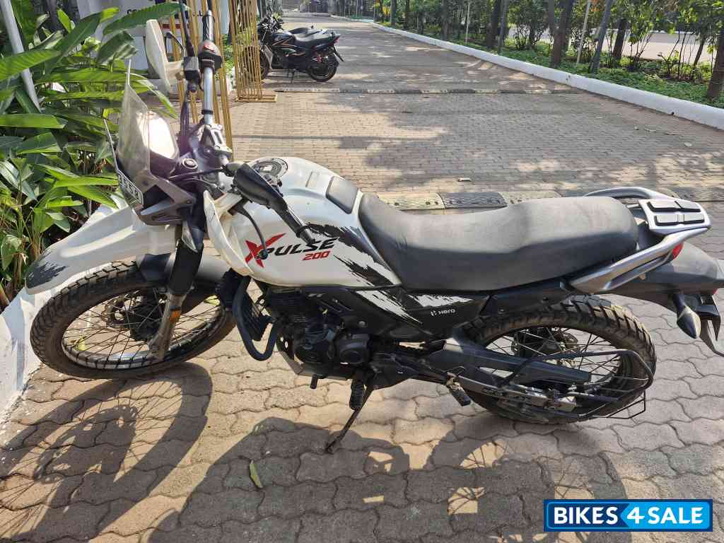 White Hero XPulse 200T BS6