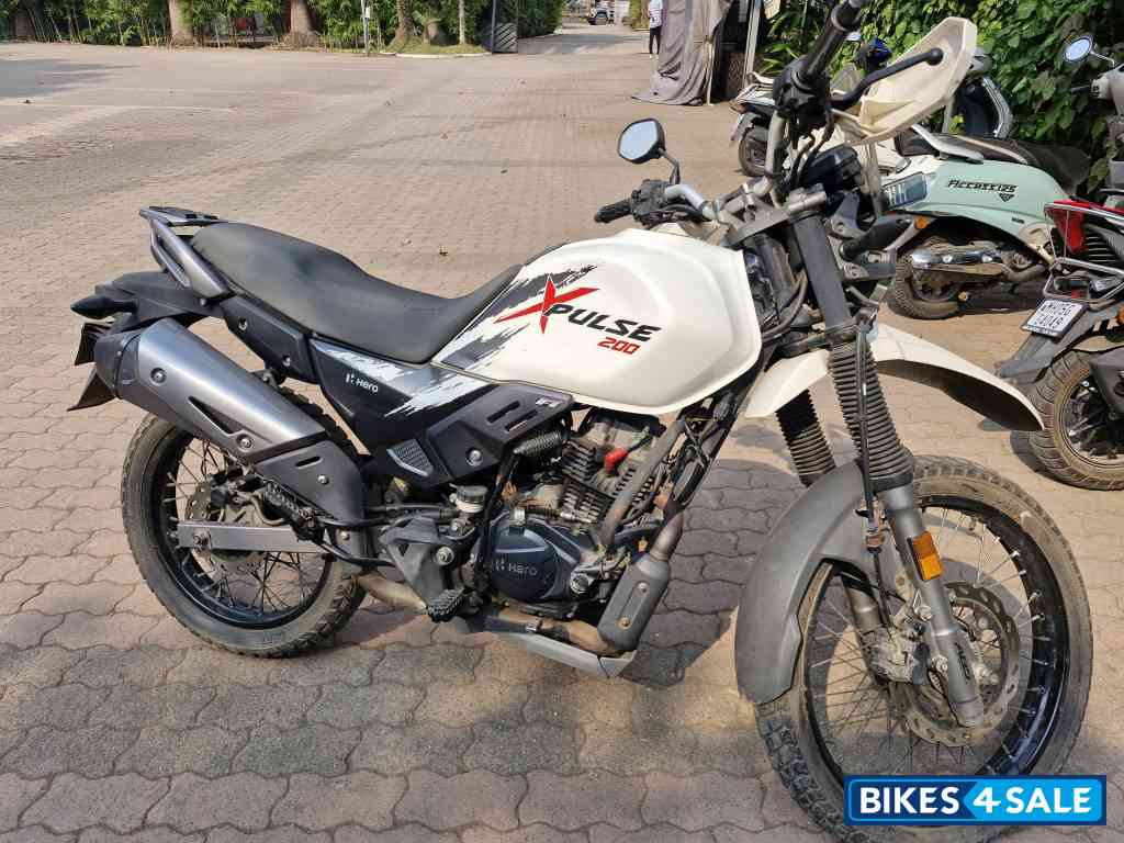 White Hero XPulse 200T BS6