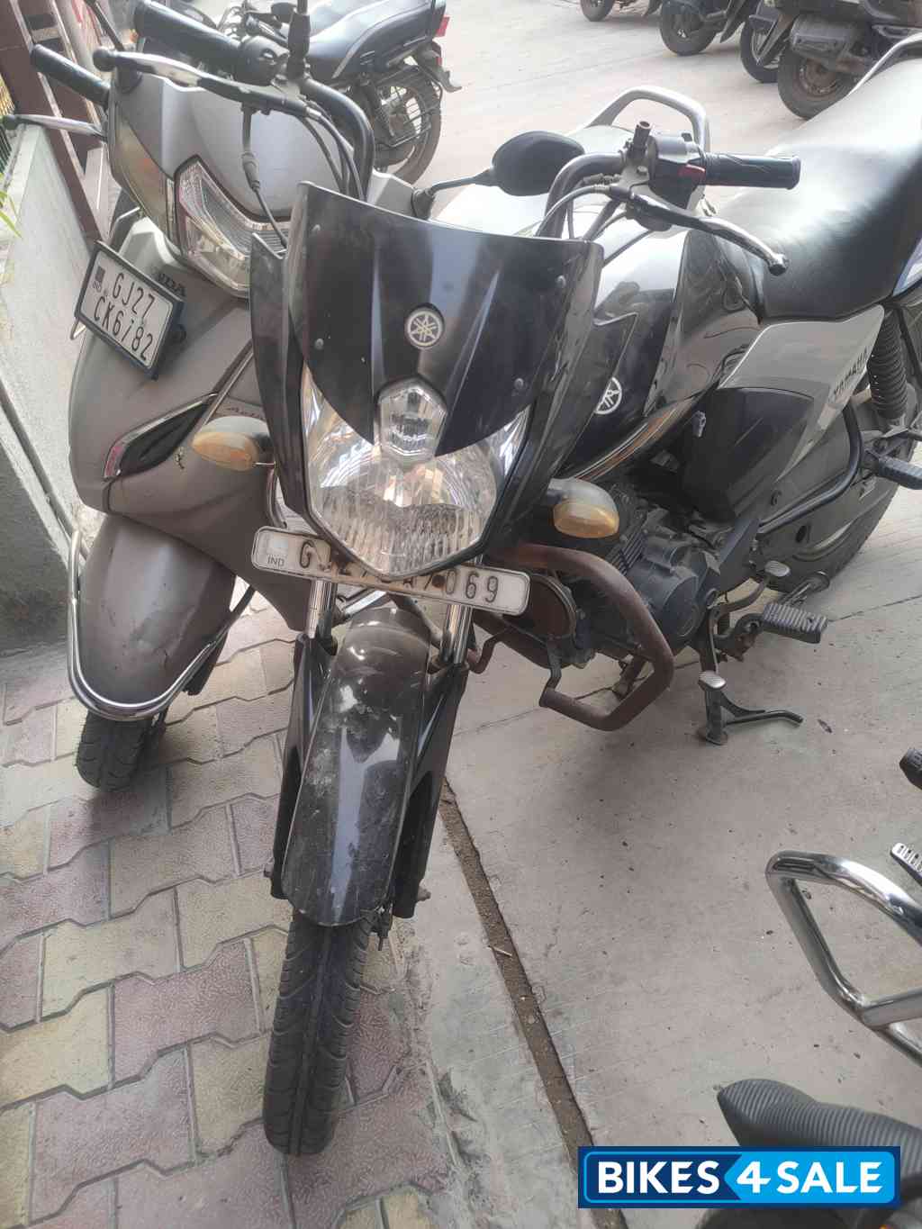Black Yamaha Saluto 125