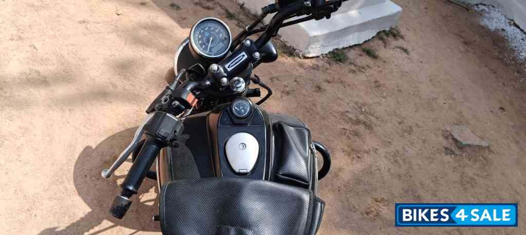 Black Bajaj Avenger 220 DTS-i