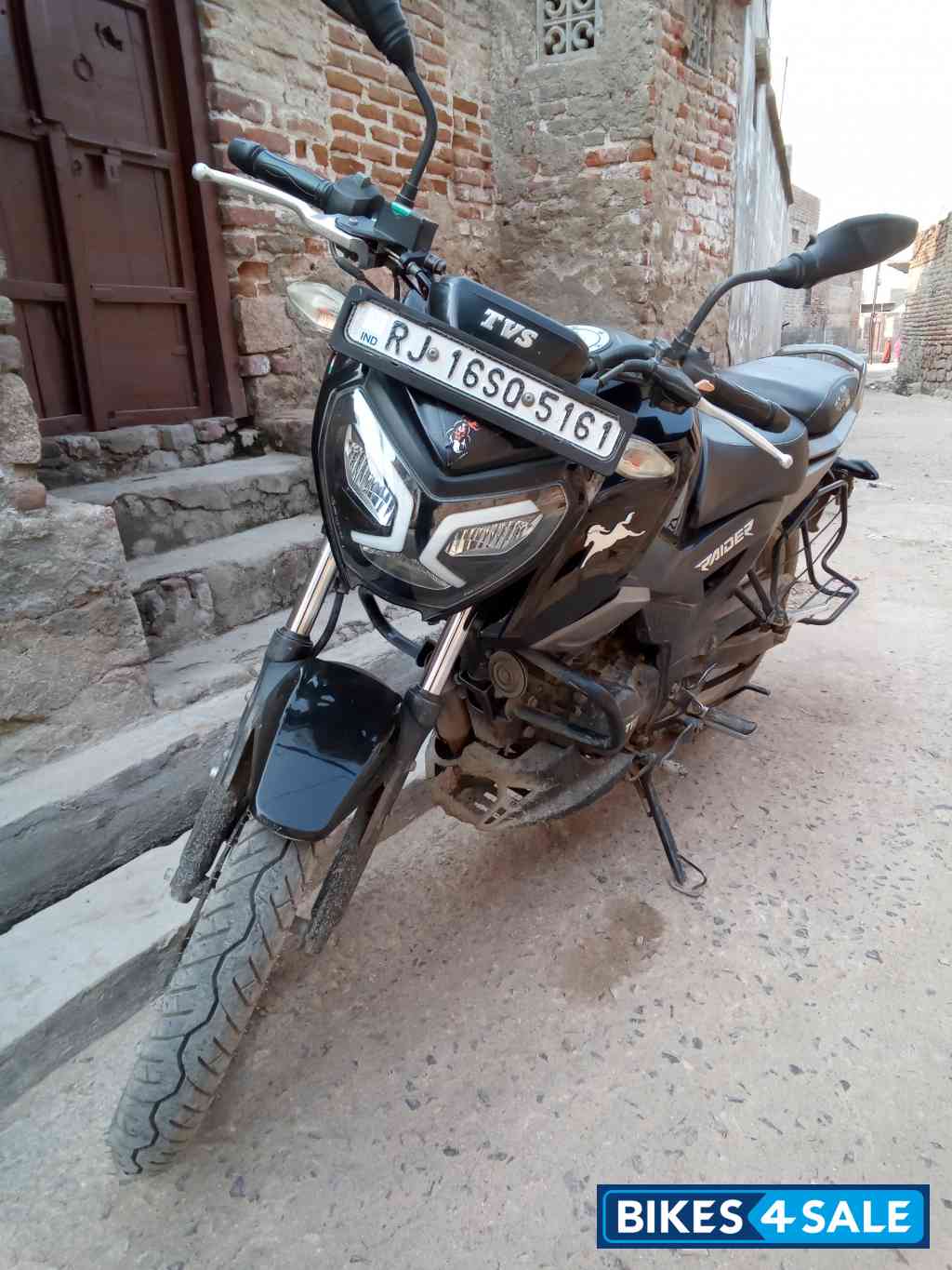 Black TVS Raider 125