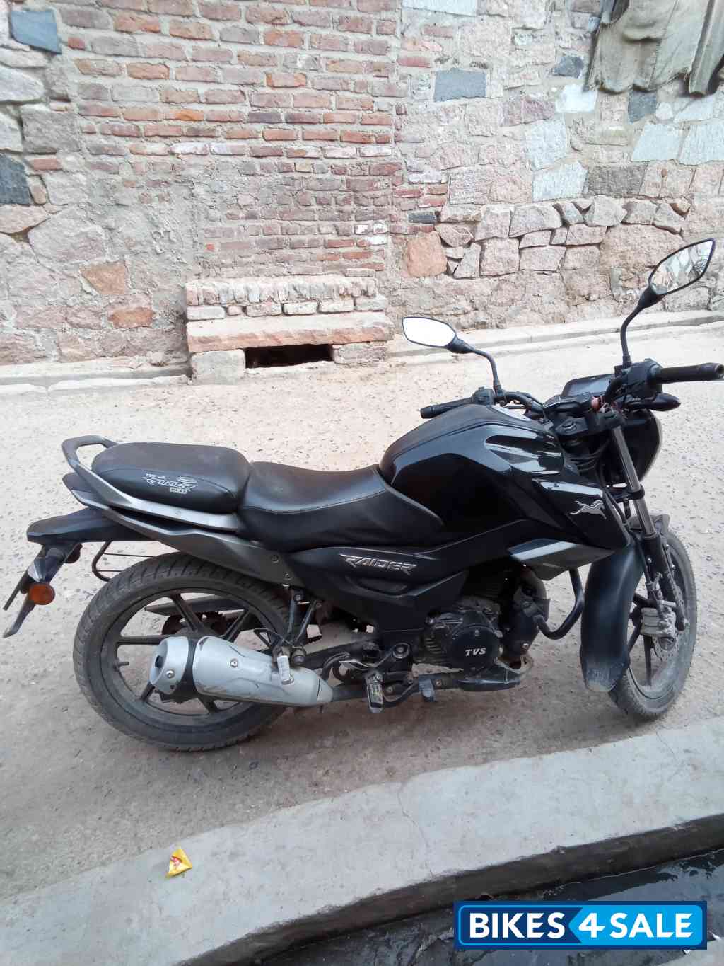 Black TVS Raider 125