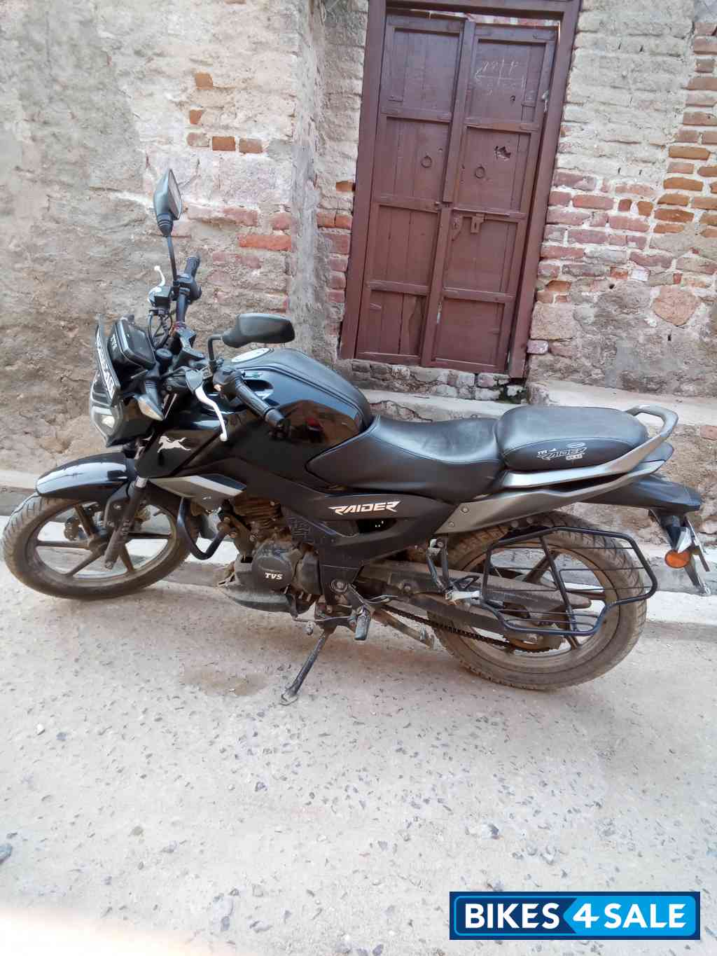 Black TVS Raider 125