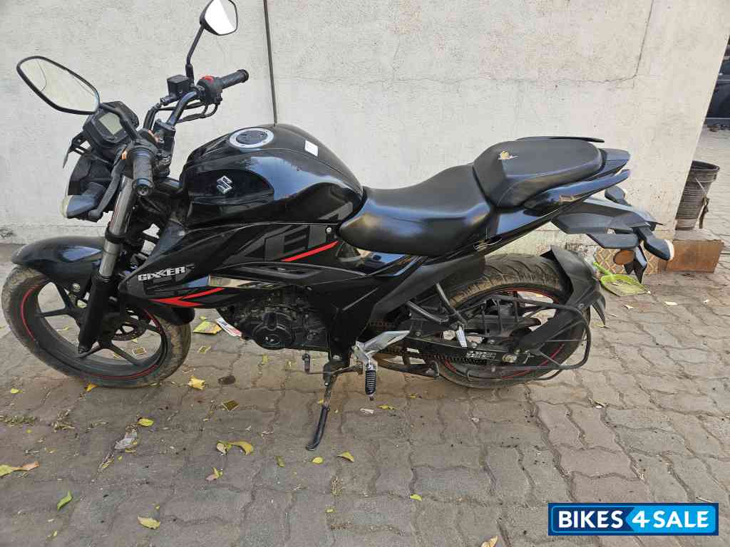 Sparkle Black Suzuki Gixxer BS6