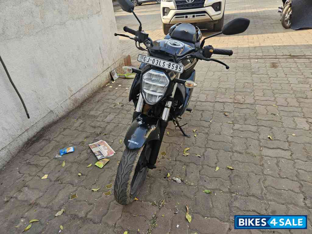 Sparkle Black Suzuki Gixxer BS6