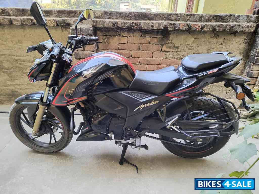 Black TVS Apache RTR 200 4V 2022