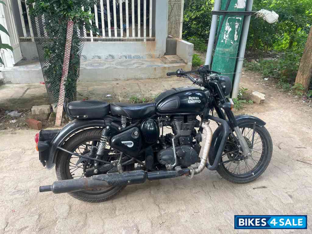 Stealth Black Royal Enfield Classic 500 Stealth Black Royal Enfield Classic 500