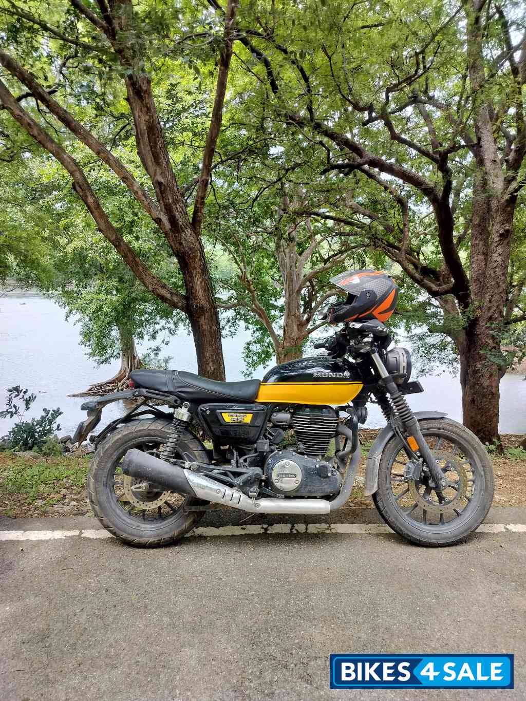 Dual Tone Black And Yellow Honda CB350RS