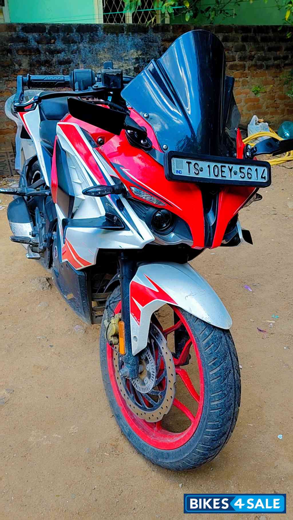 Rasing Red Bajaj Pulsar RS 200 BS6