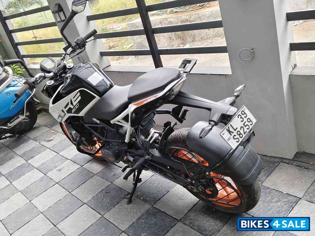 Ceramic White KTM Duke 200 2022