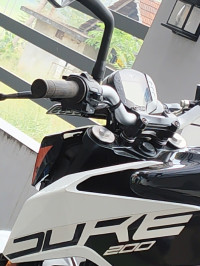 Ceramic White KTM Duke 200 2022