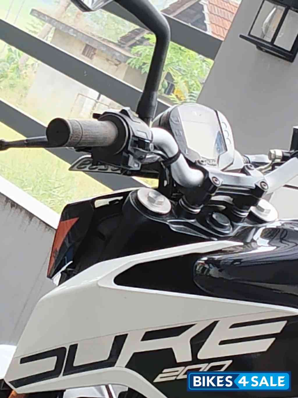 Ceramic White KTM Duke 200 2022