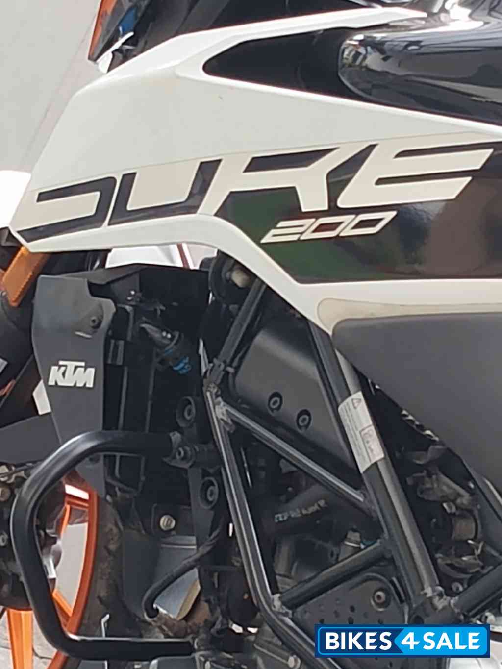 Ceramic White KTM Duke 200 2022