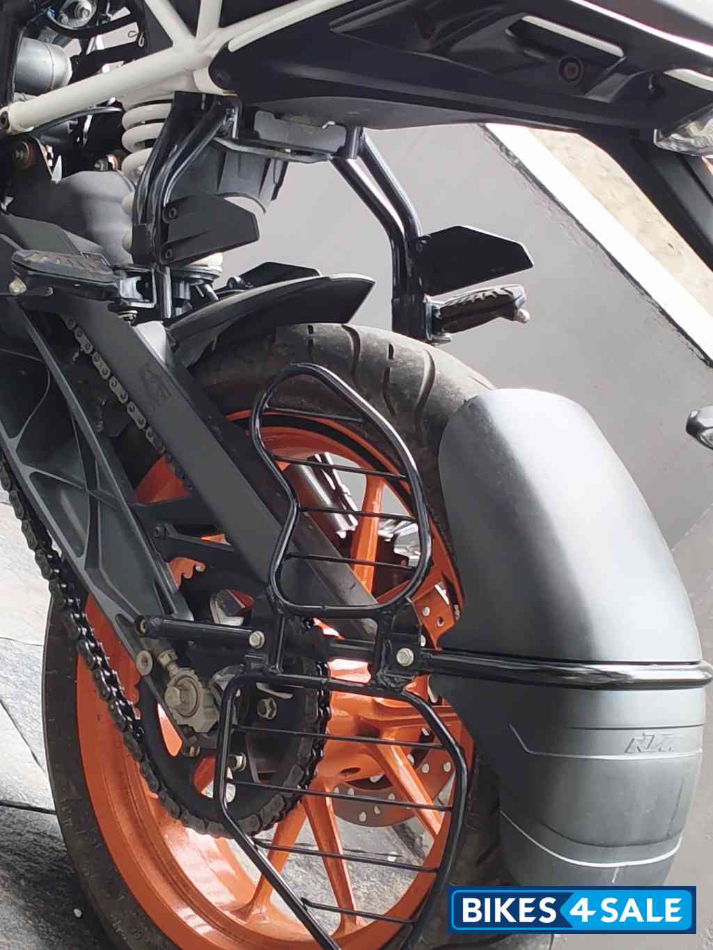 Ceramic White KTM Duke 200 2022