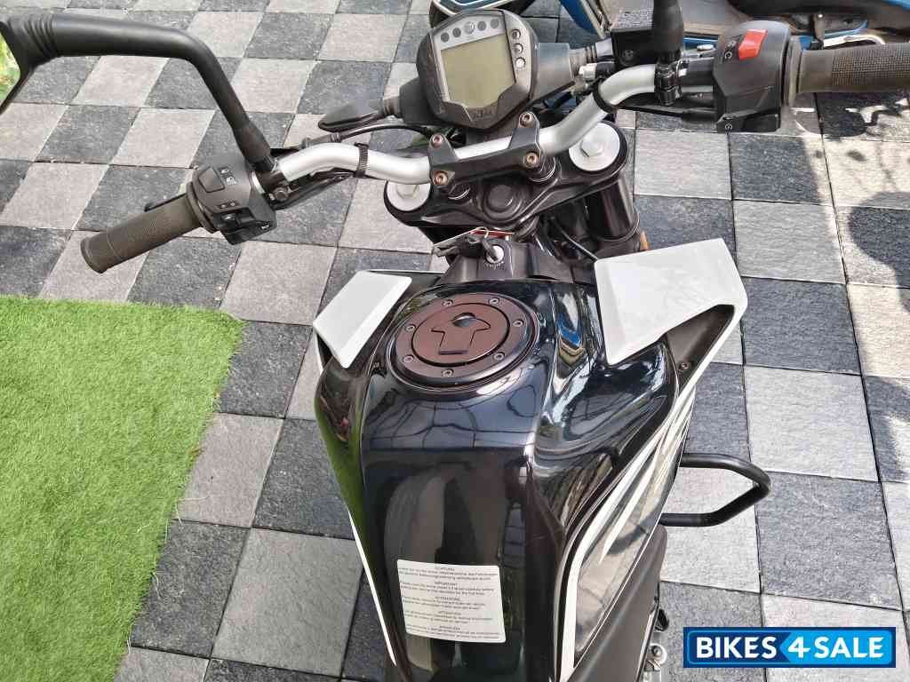 Ceramic White KTM Duke 200 2022