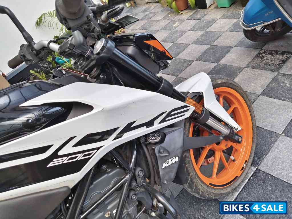 Ceramic White KTM Duke 200 2022
