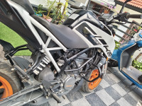 Ceramic White KTM Duke 200 2022