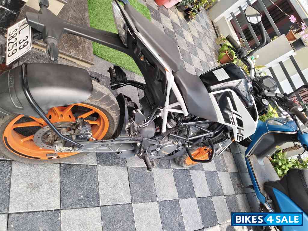 Ceramic White KTM Duke 200 2022