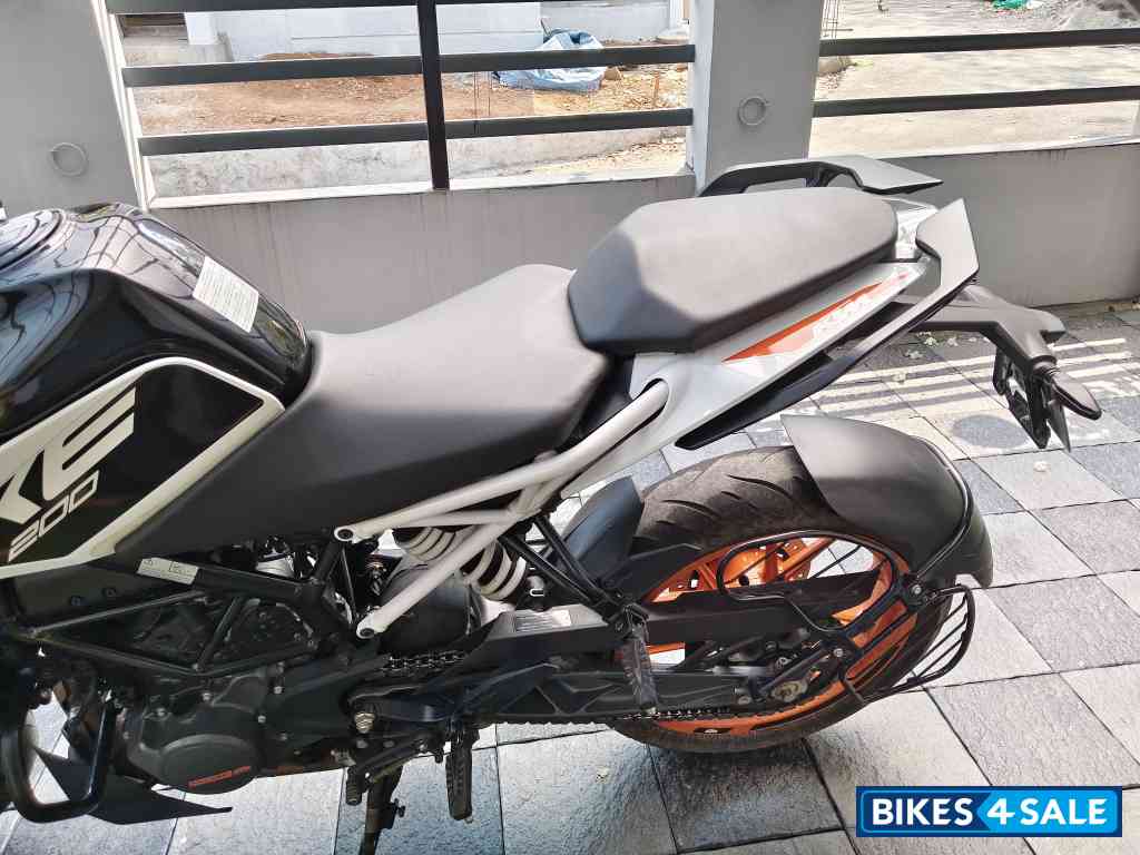 Ceramic White KTM Duke 200 2022