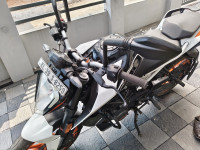 Ceramic White KTM Duke 200 2022