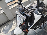 Ceramic White KTM Duke 200 2022