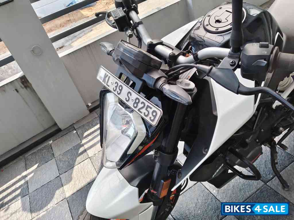 Ceramic White KTM Duke 200 2022