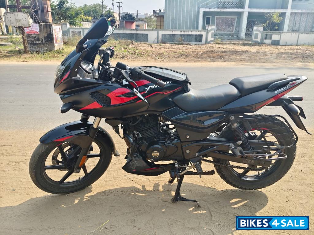 Bajaj Pulsar 220F BS6