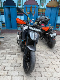 Black KTM Duke 250 2022