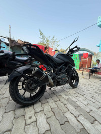 Black KTM Duke 250 2022