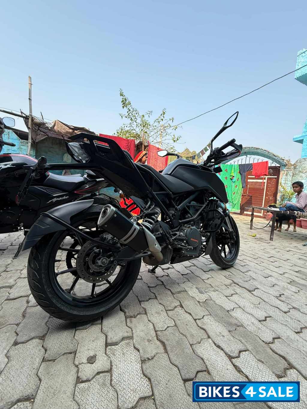Black KTM Duke 250 2022