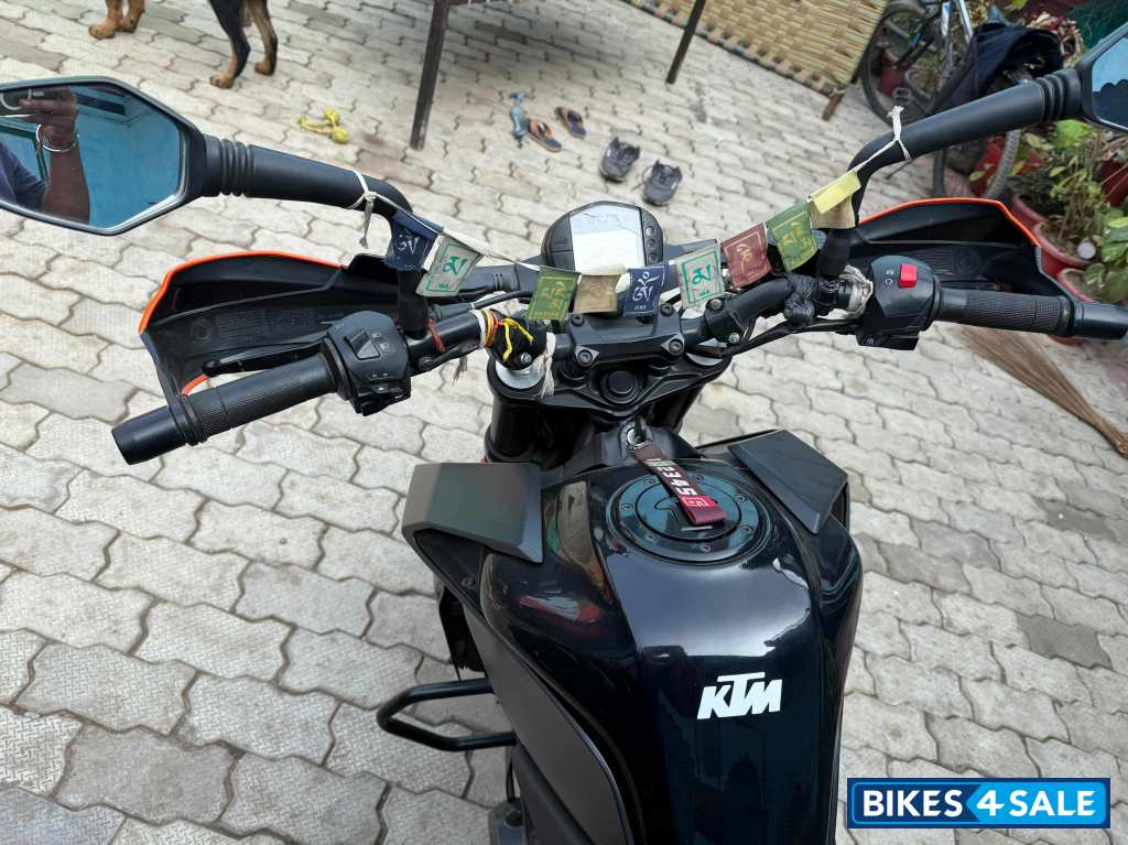 Black KTM Duke 250 2022