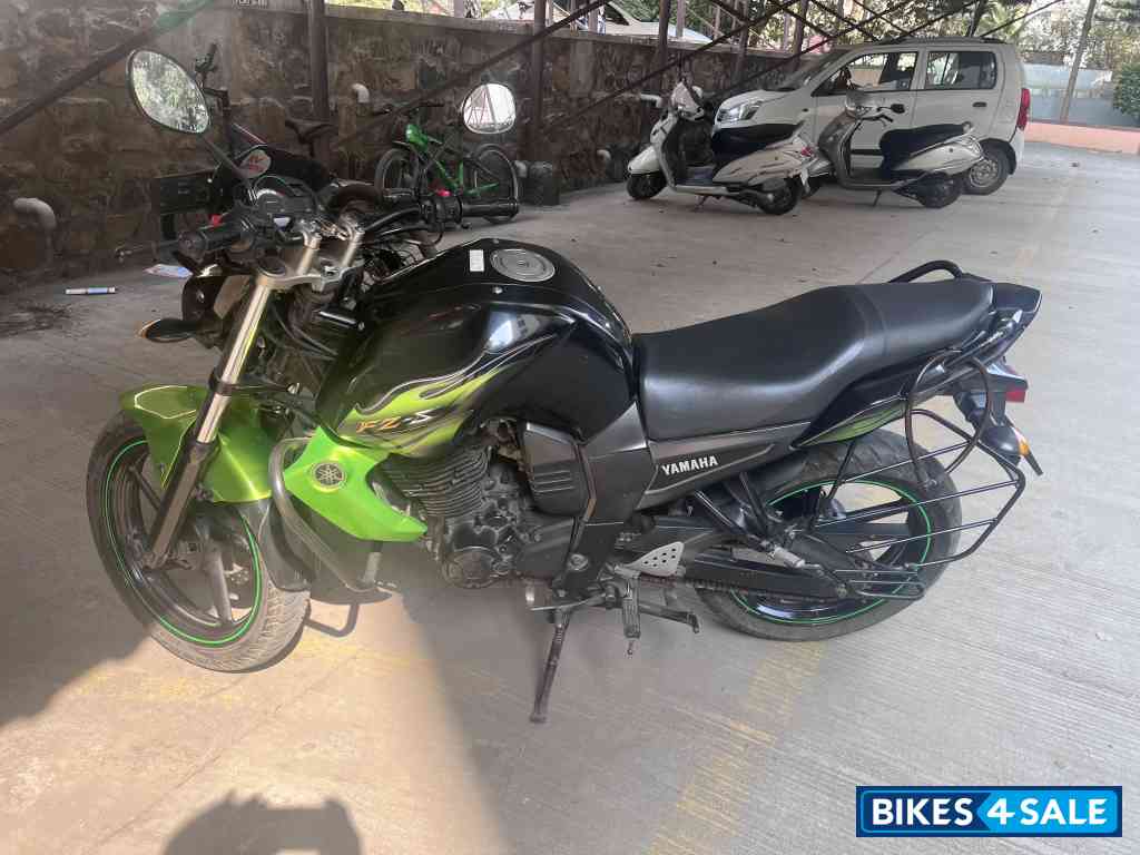 B Green Yamaha FZ-S